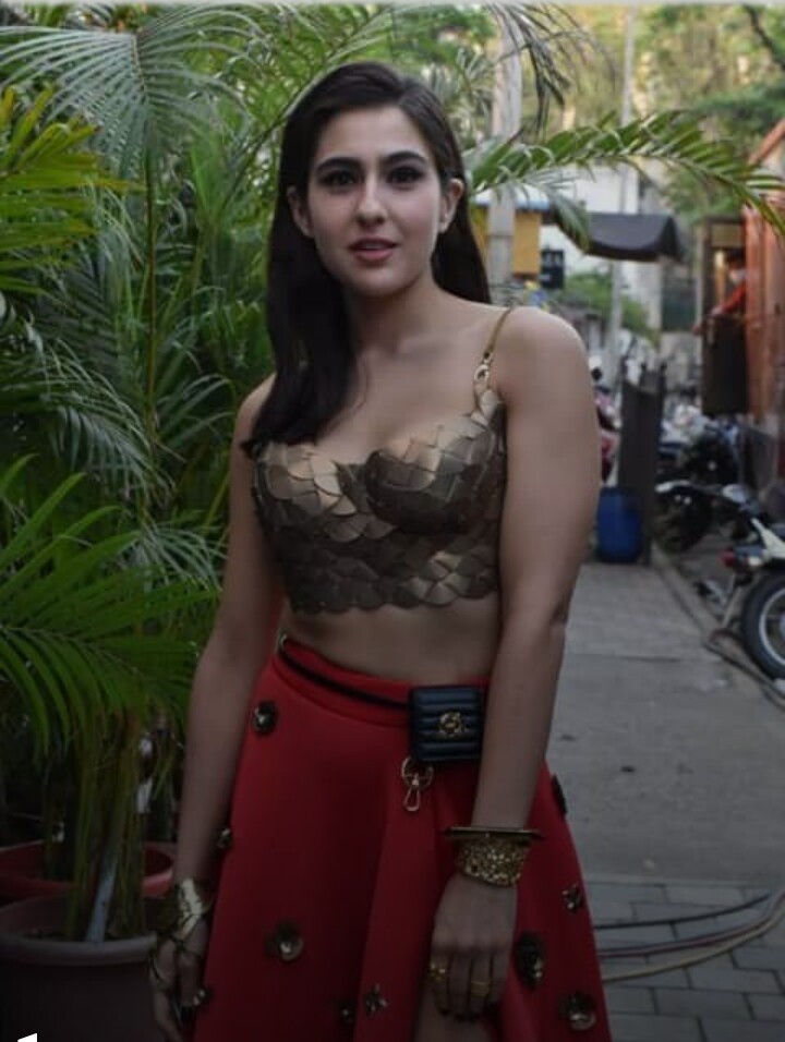 These latest pictures of Sara Ali Khan, in which Sara is seen in a different way. Fans of sensation flocked to see bold photos.
