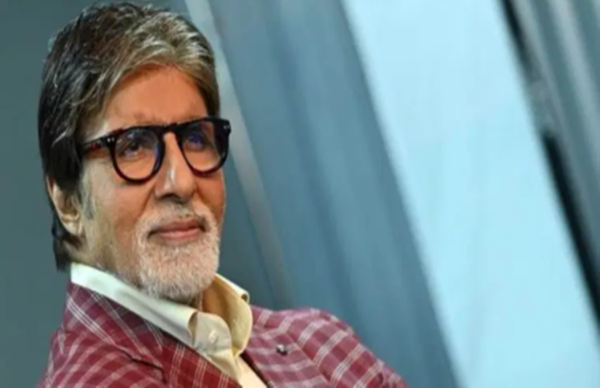 Bollywood actor Amitabh Bachchan second successful eye surgery, gave information about the surgery on the Twitter handle.