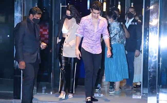 Many pictures of Shraddha Kapoor are viral, in which she is seen with her boyfriend.
