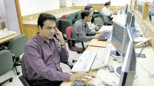 The stock market continued to fall, the Sensex fell 585 points to close at 49,216 for the fifth consecutive day; The Nifty also dropped 163 points.