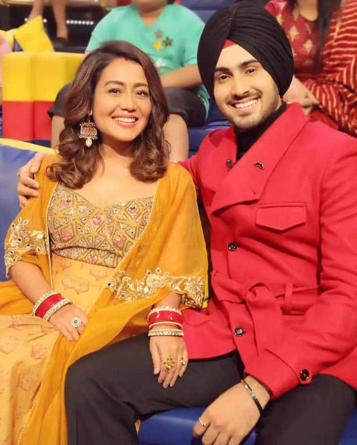 Neha Kakkar is smiling while flaunting her stone ring. Husband Rohanpreet did this cute comment.