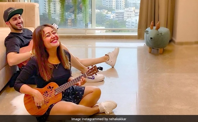 Neha Kakkar pictures went viral, In which she is playing the guitar with Rohanpreet Singh.