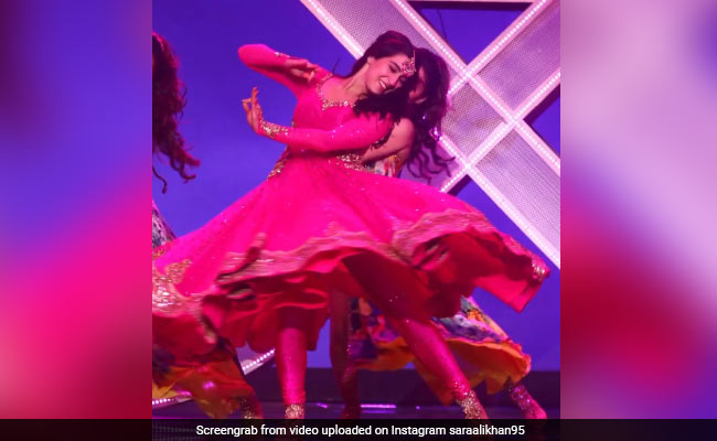 This video of the performance of Sara Ali Khan Dance is becoming very viral. 'Jalebi Baby' song created a huge buzz.