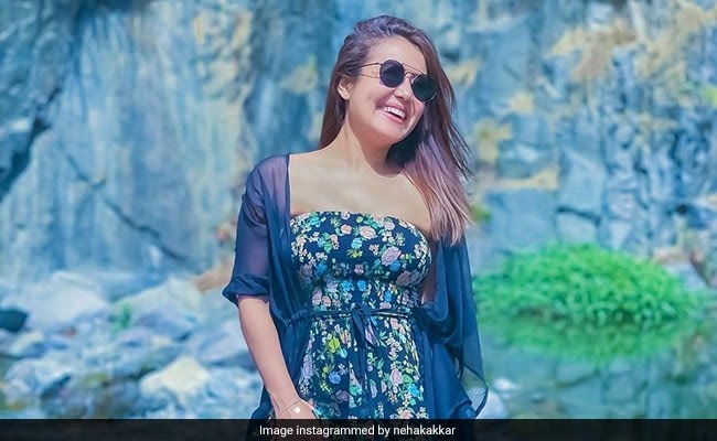 Neha Kakkar posed in a stylish way between the rivers and mountains, the pictures became fiercely viral on social media.