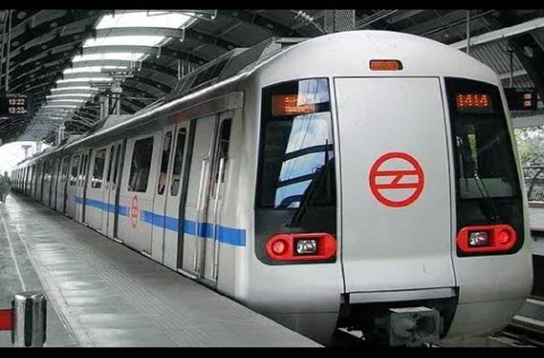 Delhi Metro News: As soon as the Metro started in Delhi, people broke the rules of Corona, entry gates had to be closed at some stations.