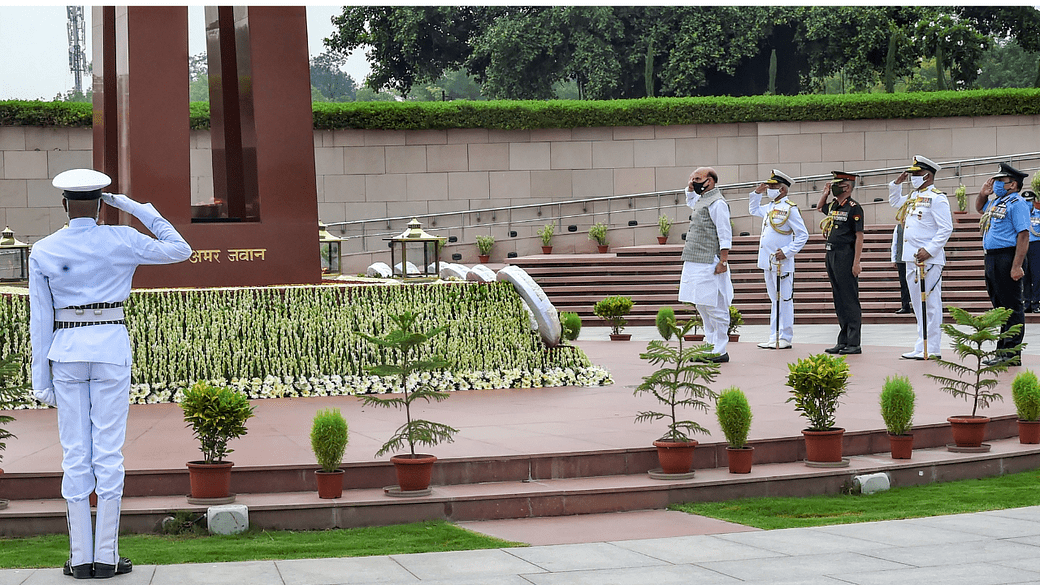Today is the 22nd anniversary of Kargil Vijay Diwas. On this occasion Rajnath Singh paid tribute to the martyrs at the National War Memorial.