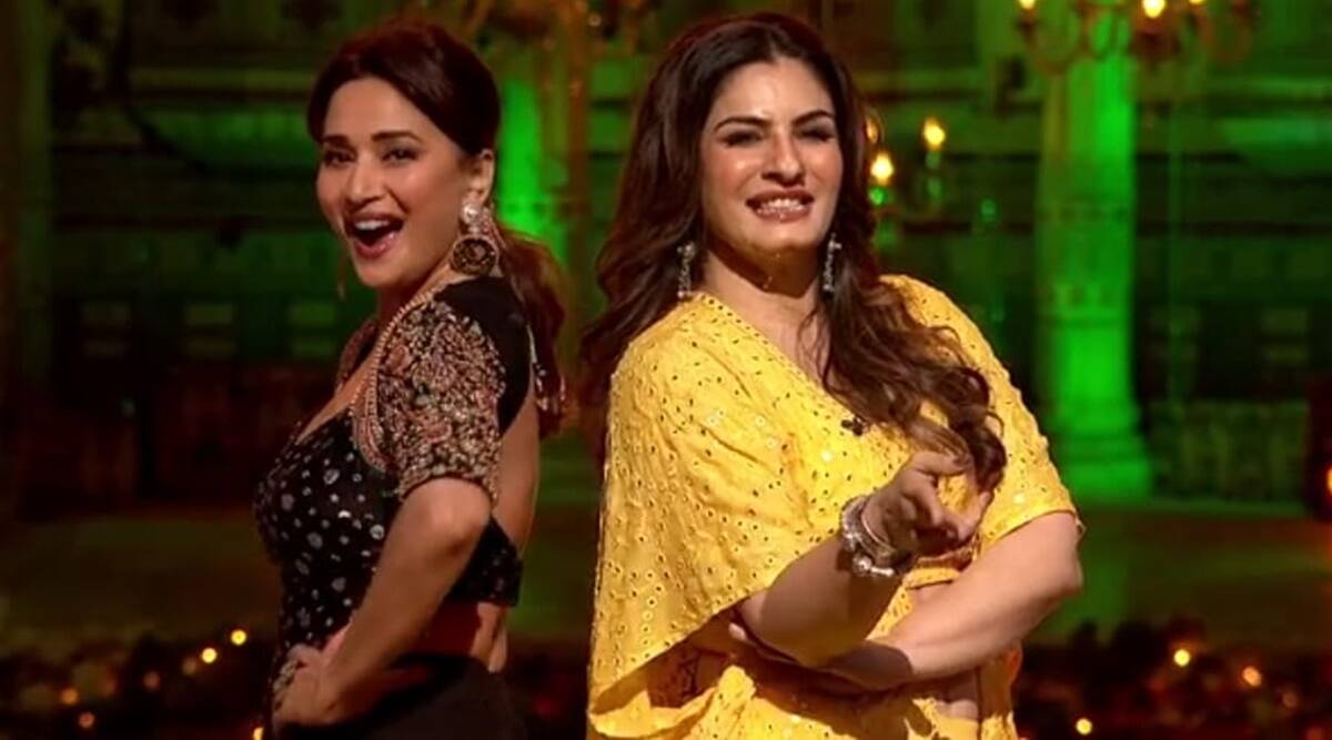 Madhuri Dixit dances on 'Tip Tip Barsa Pani' and Raveena Tandon dances on 'Dhak Dhak Karne Laga', watch video