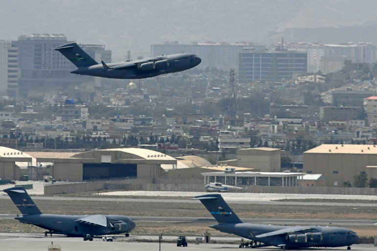 The last three planes of the US Army took off from Kabul Airport late at night. This fight lasted for 19 years 10 months and 25 days.
