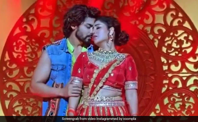 Gurmeet Chaudhary did a romantic dance with wife Debina Bonnerjee on the song 'Lahu Munh Lag Gaya', video viral.