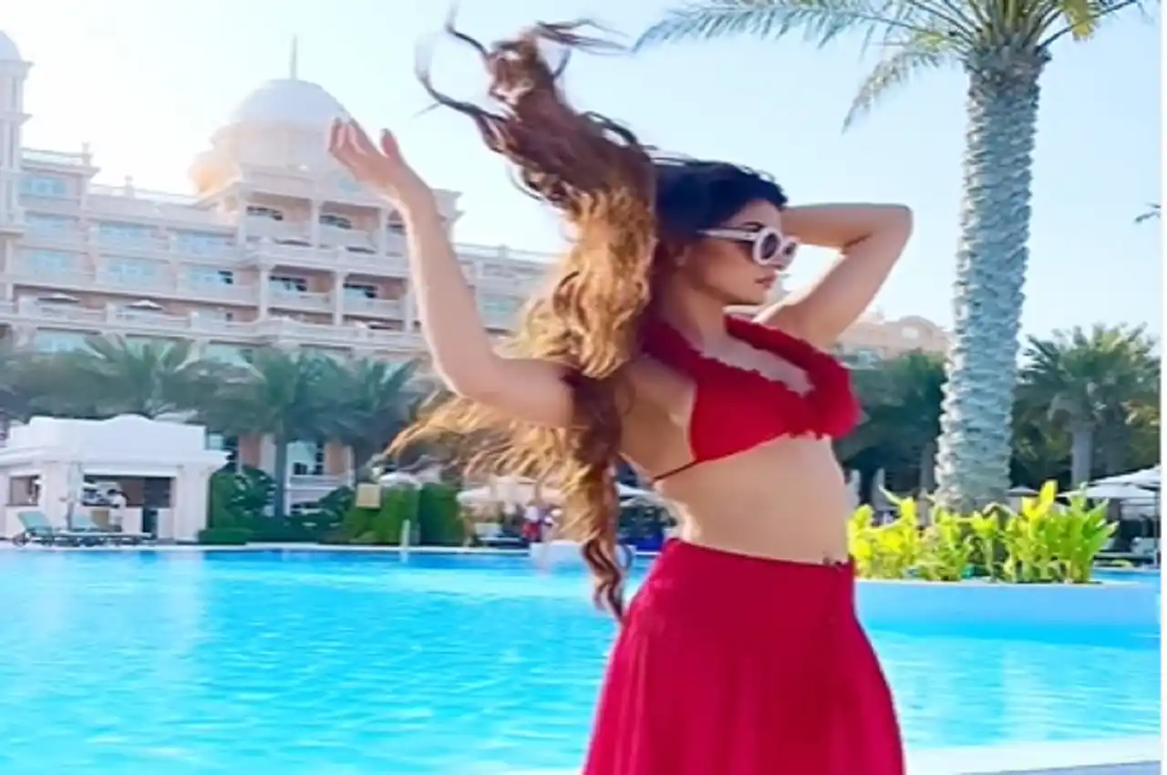 Urvashi Rautela was seen in a glamorous style by the poolside, fans praised