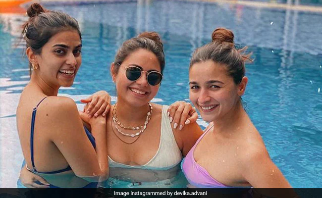 Alia Bhatt was seen chilling in the pool with friends, pictures went viral.