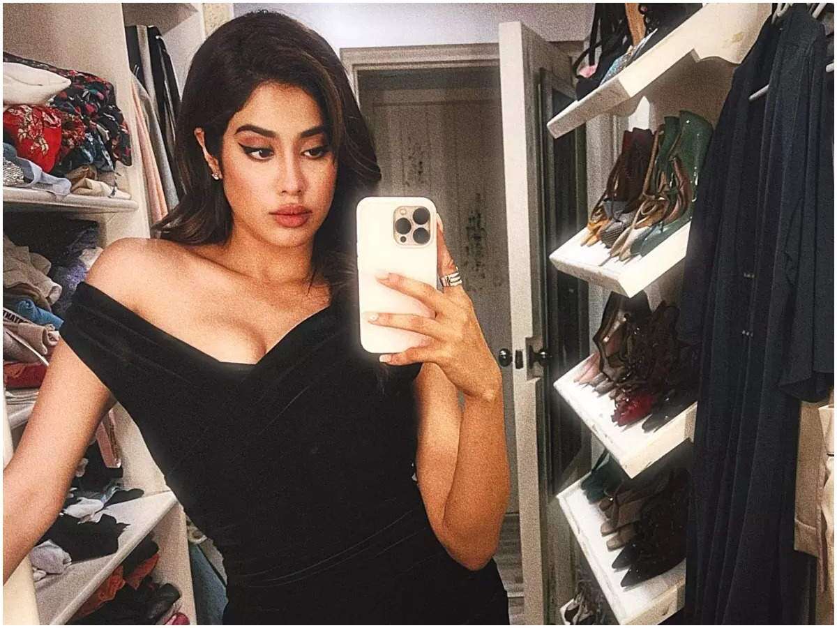 Janhvi Kapoor shared a mirror selfie in a stylish look, the photo went viral.