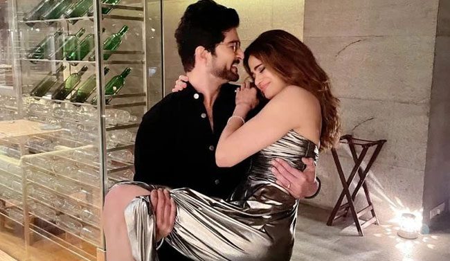 Today is the 43rd birthday of Bollywood actress Shamita Shetty. Rakesh Bapat gets romantic on Shamita Shetty's birthday