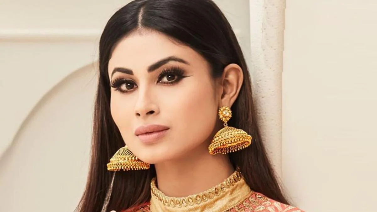 Mouni Roy sari look is being liked a lot by her fans. Mouni showed captivating style in the video