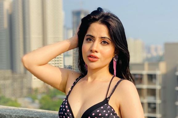 Urfi Javed got the photoshoot done wearing a reverse shirt, See Photos