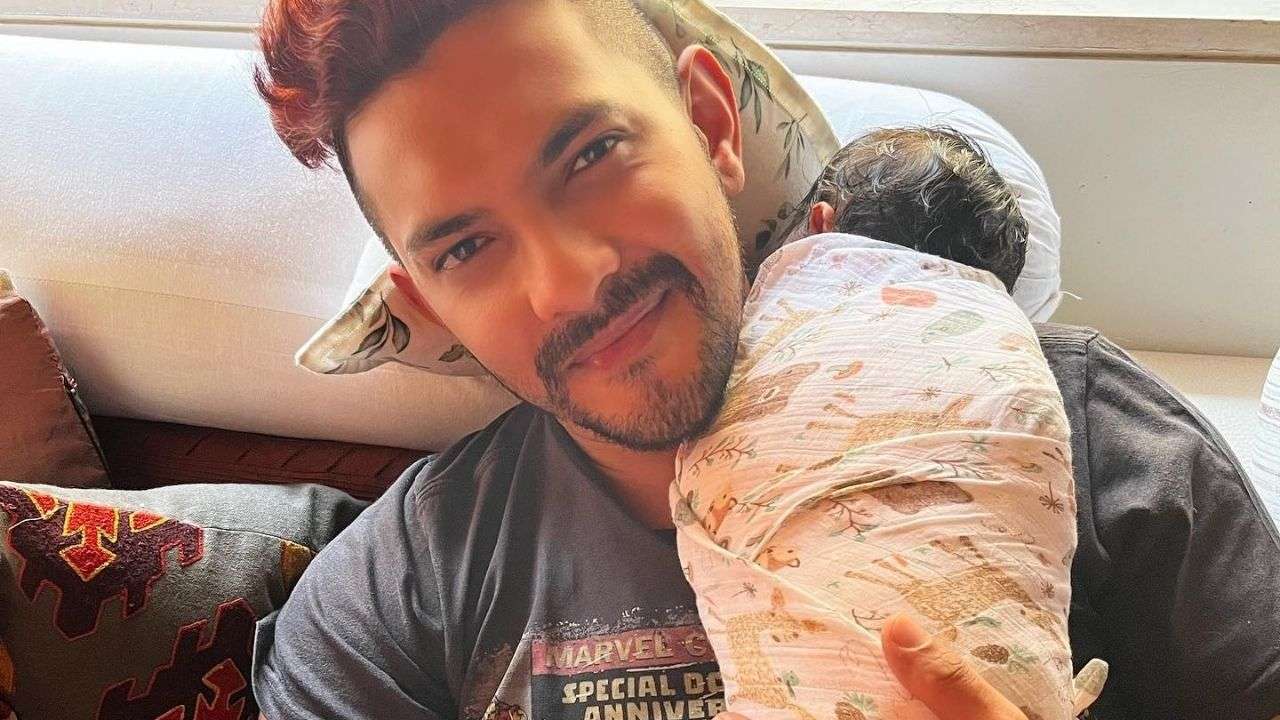Aditya Narayan shared the first picture of his daughter Tvisha, post going viral.